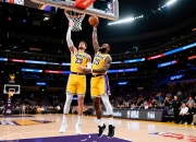 刚刚！湖人赢了！东契奇45分三双，詹姆斯2次超级暴扣震撼全场